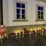 27 Paar orange Schuhe sollen an 27 ermordete Frauen in Österreich 2024 erinnern