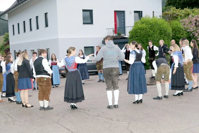 Übrigens: Mit einem Gemeinschaftstanz stellten sich die LJ-Gruppen Wieting, Treffen und Glanegg ein.