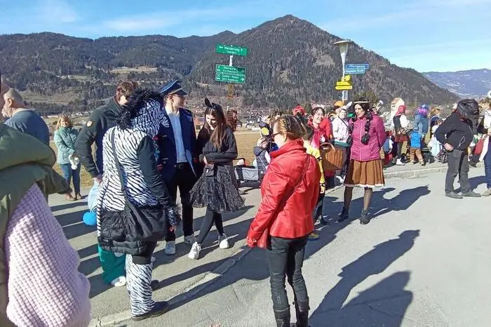 Rund 20 Gruppen präsentierten sich mit kreativen Verkleidungen. Der Umzug startete mit Blasmusik in St. Lorenzen und zog unter großem Jubel Richtung Hauptplatz in Scheifling. 
