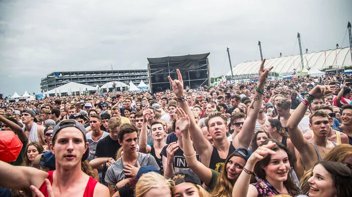 "Put your hands up in the air": Ein Wunsch der DJs, dem das Publikum beim Lake Festival nur allzu gerne nachkommt ...