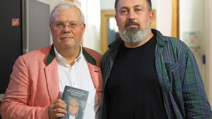 Christian Wehrschütz mit seinem Produzenten und Fahrer Igor Krilew.