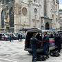 Polizisten schnallen sich ihre Schutzwesten vor dem Stephansdom um