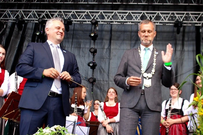 Anlässlich des 50-jährigen Jubiläums war es jetzt SP-Bürgermeister Wolfgang Zingl vorbehalten, die bayrischen Freunde samt Festgäste zum großen 3-Tages-Fest im Wechselland begrüßen zu dürfen.