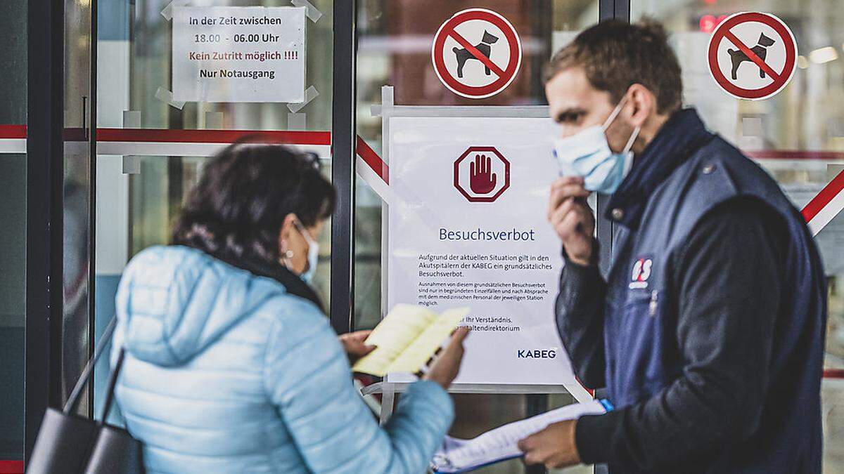 Besuchsverbote, wie hier in einem Kärntner Spital, sind in Pflegeheimen umstritten