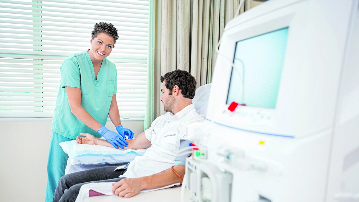 Ein Dialysepatient sitzt im Krankenhaus | Auch Dialysepatienten benötigen Krankentransportfahrten