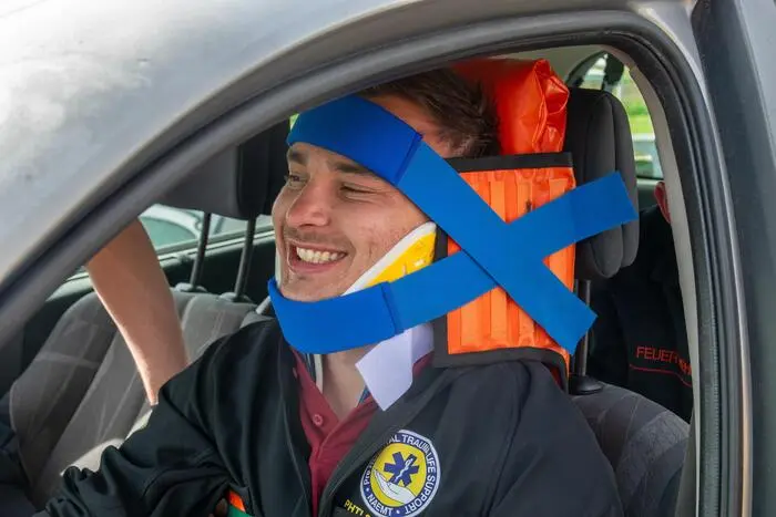 PHLTS (Pre-Hospital Trauma Life Support) ist ein weltweit verbreitetes, anerkanntes Kursformat, bei dem den Teilnehmern das schnelle Erkennen und die zielgerichtete Behandlung von Notfallpatienten näher gebracht wird. Im „Trauma First Responder Kurs“ sind die Inhalte an die Kompetenzen von Rettungssanitätern und Feuerwehrsanitätern angepasst.