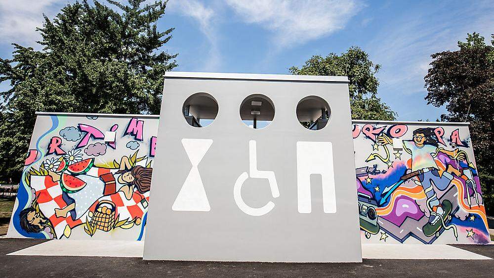 Die Graffitikünstler Manuel und Jonas haben die Fassade des Toilettenhauses gestaltet	
