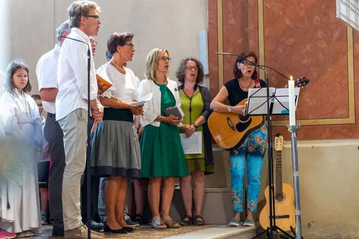 Gleich mehrere Chöre machten den Gottesdienst zu einem wahren Fest.
