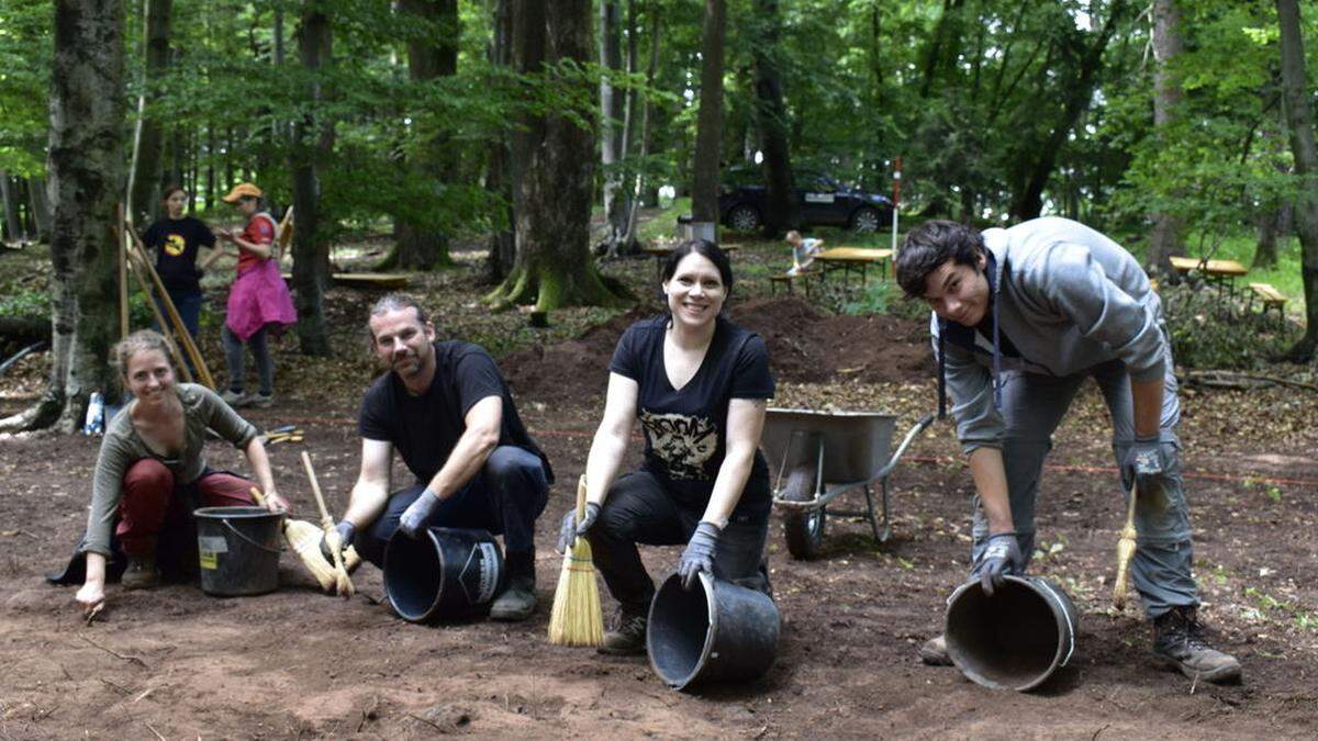 Studierende der Universität Wien helfen bei den Grabungsarbeiten am Königsberg in Tieschen