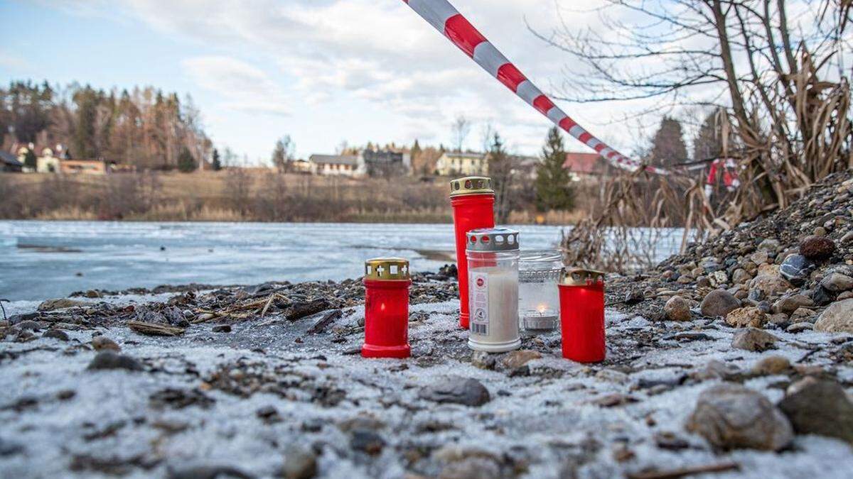 Am Samstag brach ein Eismeister mit einem Auto in den Aichwaldsee ein und ertrank