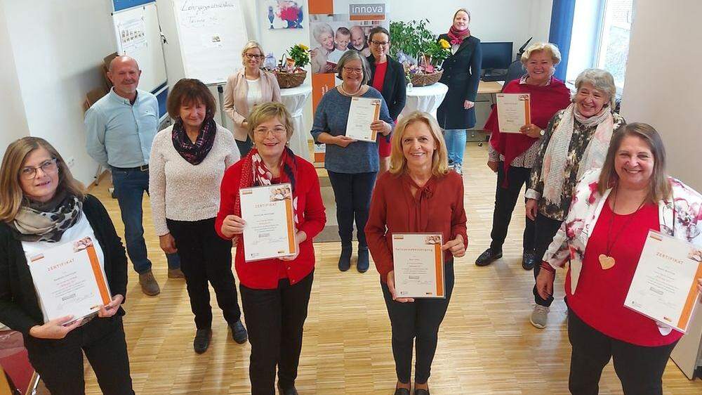 Große Freude über den Abschluss bei den zertifizierten Leihomas und Leihopa Josef Maurer sowie Bettina Kuplen von Innova