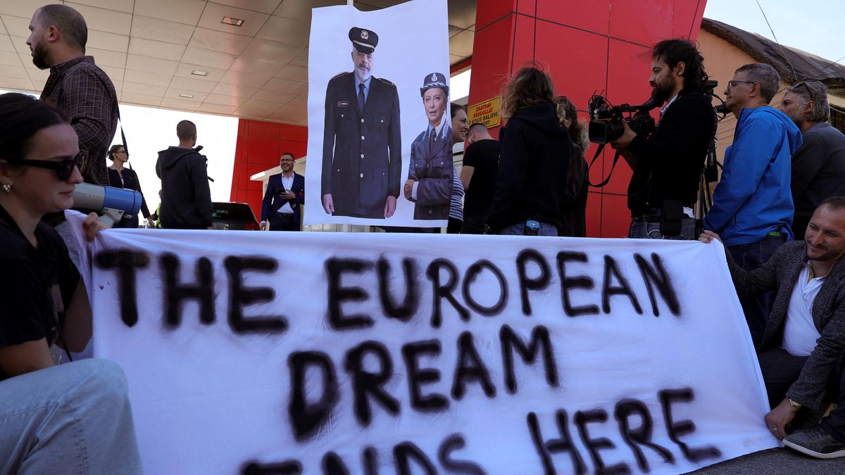 Proteste gegen das Lager in Albanien: Nicht der Weisheit letzter Schluss