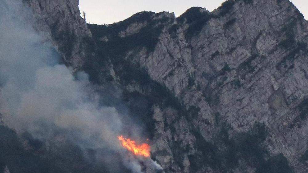 Mitten in den Felswänden geriet auf der Almmauer im Gemeindegebiet von Landl rund ein halber Hektar Wald und Latschen in Brand