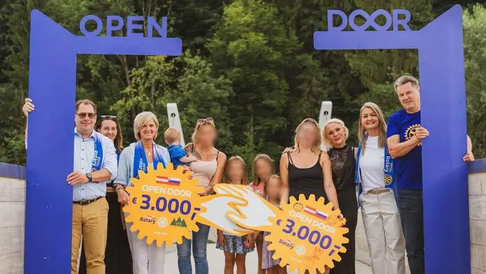 Spendenübergabe auf der neuen Murbrücke zwischen Spielfeld und Šentilj: Der Rotary Club Steierska-Štajermark unterstützt zwei Mütter aus Leibnitz und Maribor mit jeweils 3000 Euro