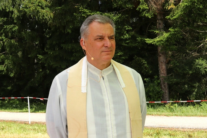 Pfarrer Andrej Lampert beim Gottesdienst.