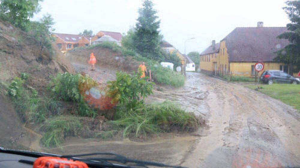 Starkregen hat am Mittwoch im Bezirk Tulln zu Vermurungen zahlreicher Straßen geführt
