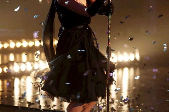 Kylie Minogue stellte ihre neue Single vor und zeigte viel Bein ...