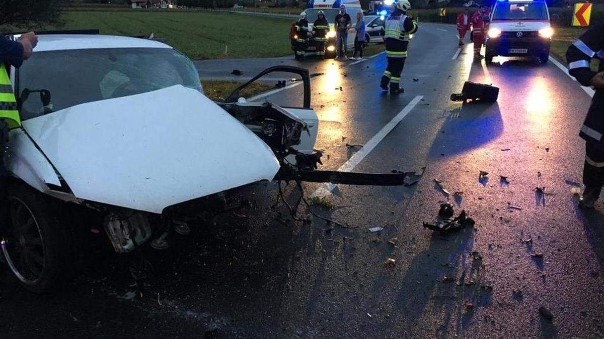 Der Motorblock wurde bei dem Aufprall aus dem Motorraum geschleudert