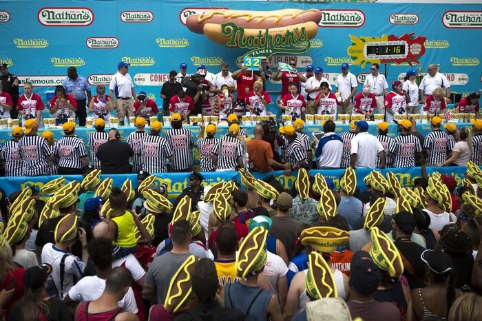 Der Hotdog-Wettbewerb findet jedes Jahr am 4. Juli, dem US-Unabhängigkeitstag, im Kult-Imbiss Nathan's auf der New Yorker Insel Coney Island statt.