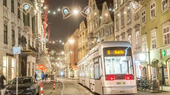 Strahlende Lichter, leere Gassen: Ein erster Blick ins weihnachtlich erhellte Graz am Donnerstagabend, 19. November. Hier die Sackstraße ...