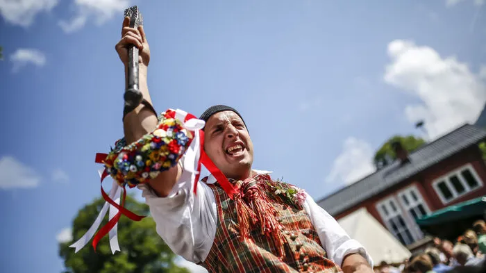 Zahlreiche Besucher aus ganz Kärnten kamen am Pfingstmontag nach Feistritz/Gail, um das traditionelle Kufenstechen im Rahmen des Feistritzer Jahreskirchtages zu erleben.