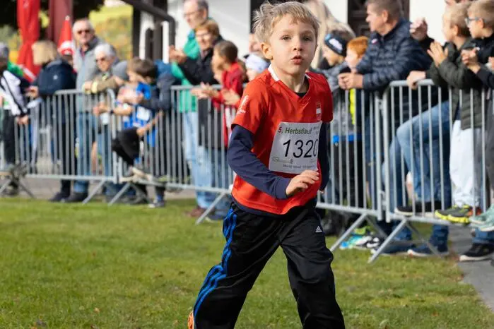 Kinder und Jugendliche von der Volksschule bis zur Oberstufe gingen in verschiedenen Altersgruppen und Laufdistanzen an den Start.