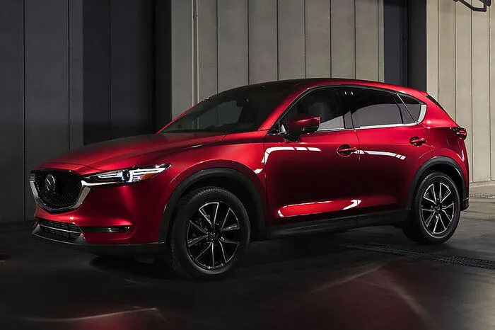 Die erste Generation war ein Hit. Und man kann davon ausgehen, dass die Neuauflage des CX-5 die Erfolgsstory des Mazda-Bestsellers fortschreiben wird. Optisch bleibt das SUV grundsätzlich der Linie der Marke treu, das Design ist klar und von minimalistischer Ästhetik, auffallend sind der nun größere Grill und die schmaleren Leuchten.