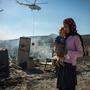 Eine Frau mit Kind steht im niedergebrannten Lager Moria auf der griechischen Insel Lesbos