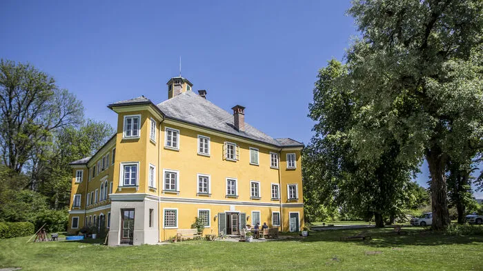 Schloss Rain wurde im 16. Jahrhundert erstmals erwähnt. Das Gebäude ist eingebettet in einen wunderschönen Park.
