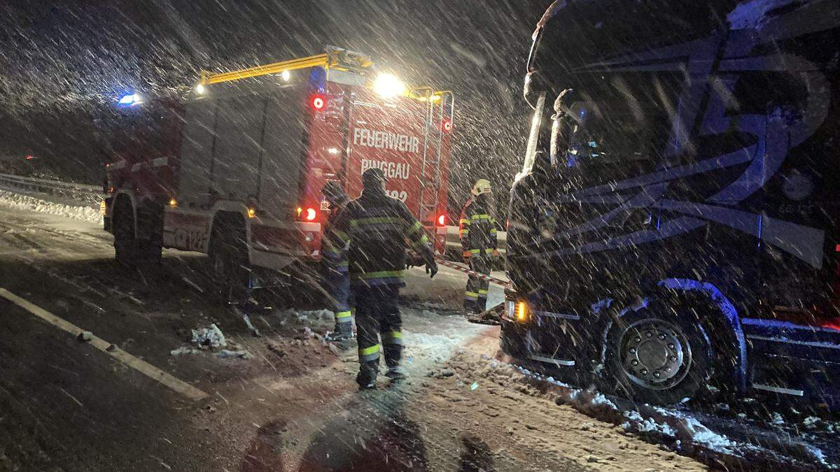 Ein slowakischer Lkw blieb auf der schneeglatten Fahrbahn hängen