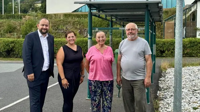 Einer der ersten „Brennpunkte“ ist der Bereich vor der Mittelschule Wildon. Rund um Bushaltestelle und Parkplatz sollen künftig Bäume für mehr Schatten sorgen. V.li.:Bürgermeister Christoph Grassmugg (ÖVP), Lisa Sorko (SPÖ), Rosemarie Schauer (Pro Wildon) und Werner Kammel (Grüne)