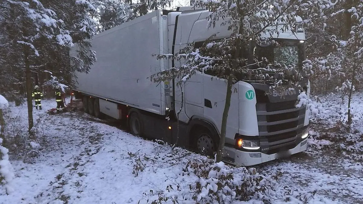 Der Lkw musste von der Feuerwehr Schwarzau mit der Seilwinde aus seiner misslichen Lage befreit werden