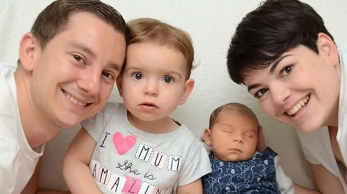 Papa Markus Reisinger, Schwester Johanna, der kleine Max Christoph und Mama Kathrin Neuwirth