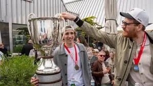 Lenz Moosbrugger und Korbinian Holzer mit der Karl Nedwed Trophy 