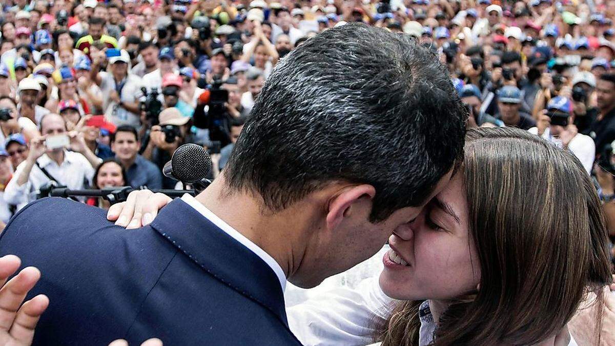 Juan Guaidó mit seiner Frau vor den jubelnden Massen