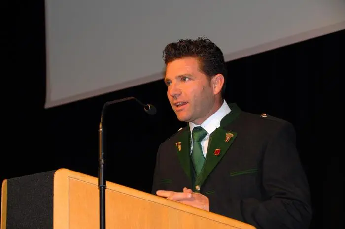 Dort wurden Bürgerinnen und Bürger mit Ehrennadeln, Ehrenzeichen und Urkunden ausgezeichnet. „Sie haben es sich verdient, offiziell geehrt zu werden“, sagte Bürgermeister Johannes Karner.