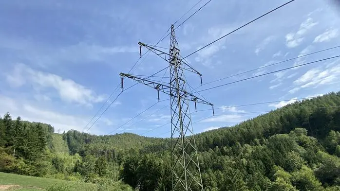 Eine 110-kV-Leitung der APG in Lavamünd, deren Masten nach einer Hangrutschung beobachtet werden | Hangrutschungen und mögliche Naturgefahren machen die Trassenfindung zur Herausforderung. Im Bild: eine überwachte 110-kV-Leitung der APG in Lavamünd