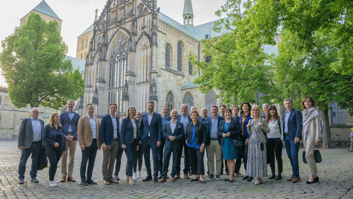 Gruppenfoto vor dem Dom von Münster: Die steirische Delegation ist drei Tage lang im Münsterland und in Hannover unterwegs