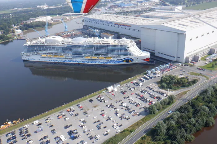 Kurz vor Ostfriesland erblickte Klug die riesigen Hallen der Meyerwerft. Ein gewaltiges Kreuzfahrtschiff wartete fast fertig vor der Halle.