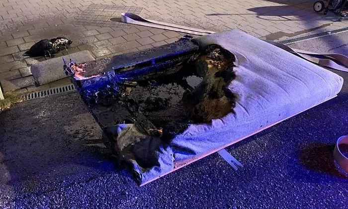 Das Feuer brach vermutlich im Bereich dieses Sofas aus