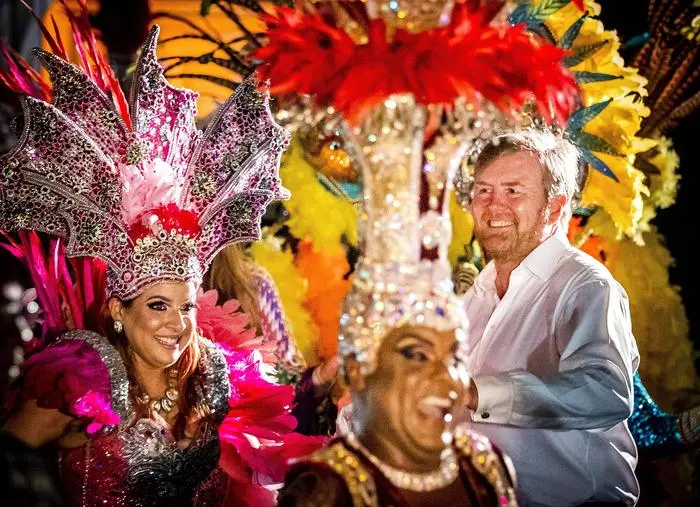 ARUBA - King Willem-Alexander dances during a visit to Bon Bini Festival on the second day of the visit of the royal couple and Princess Amalia to Aruba. The Crown Princess has a two-week introduction to the countries of Aruba, Curacao and Sint Maarten and the islands that form the Caribbean Netherlands: Bonaire, Sint Eustatius and Saba. ANP REMKO DE WAAL netherlands out - belgium out *** ARUBA King Willem Alexander dances during a visit to Bon Bini Festival on the second day of the visit of the royal couple and Princess Amalia to Aruba The Crown Princess has a two week introduction to the countries of Aruba, Curacao and Sint Maarten and the islands that form the Caribbean Netherlands Bonaire, Sint Eustatius and Saba ANP REMKO DE WAAL nethe PUBLICATIONxINxGERxSUIxAUTxONLY Copyright: xx x461901784x originalFilename: 461901784.jpg