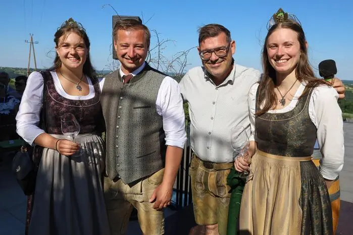 Nach dem musikalischen Auftakt durch die „Dampflgeiger“, wurden die besten Traminerweine den Besuchern, darunter Bundesrat Günter Ruprecht, Bürgermeister Daniel Tegel und die beiden Weinhoheiten Magdalena und Lea vorgestellt.