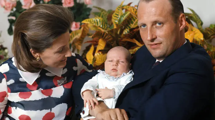 Haakon ist der älteste Sohn von König Harald V. und Königin Sonja. Geboren wurde er am 20. Juli 1973 in Oslo.