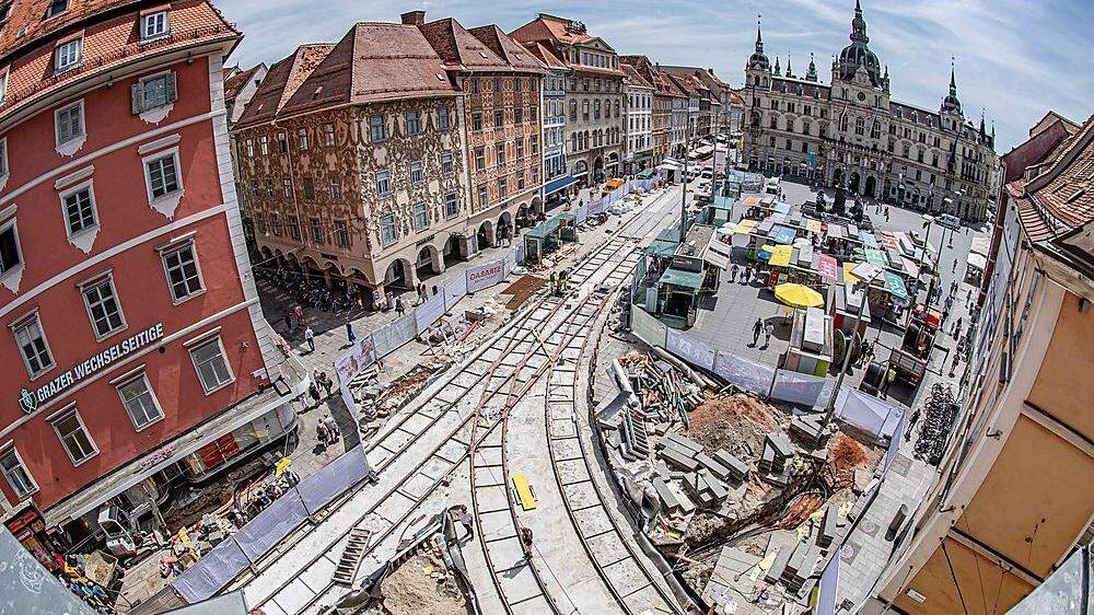 Größte öffentliche Baustelle aktuell im Grazer Zentrum: neue Schienen für den Hauptplatz