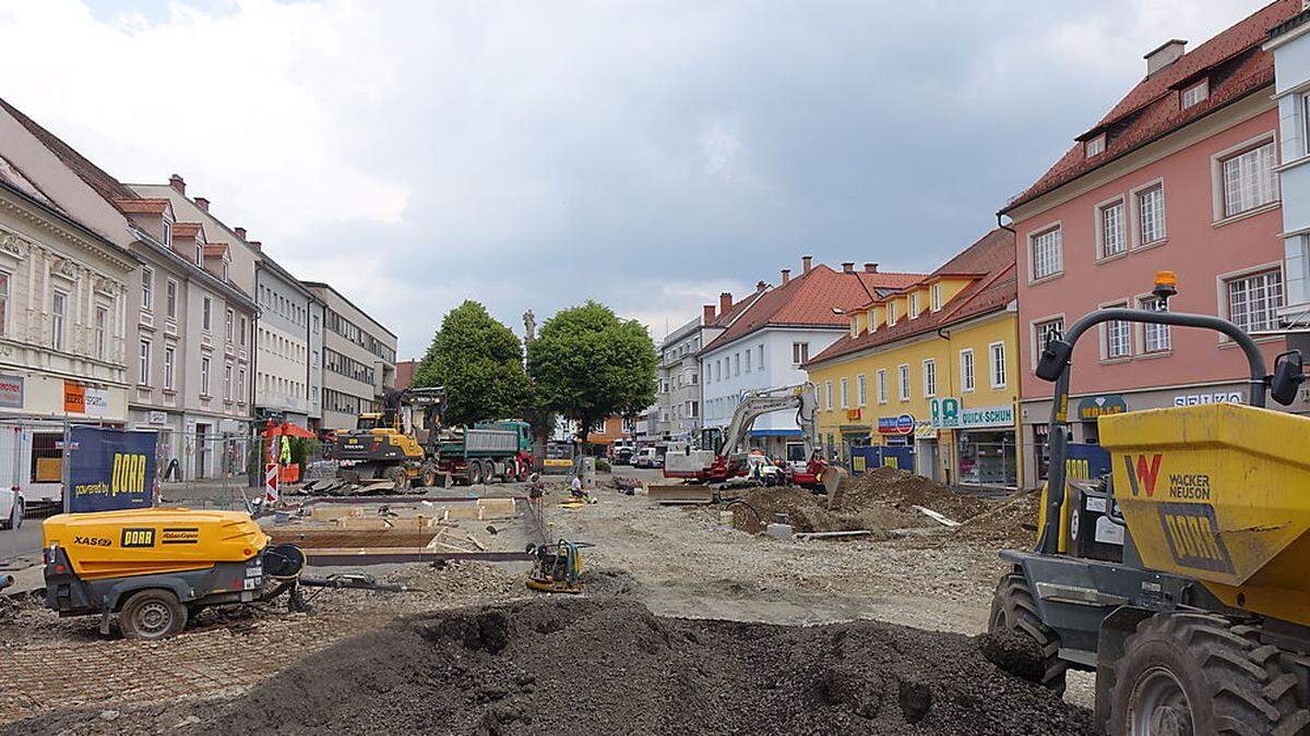 Die Sanierungsarbeiten im Unterbau haben bereits begonnen. Nach der Fertigstellung der Oberfläche geht es im kommenden Jahr an Möblierung und weitere Verschönerungsmaßnahmen. Am 1. Mai soll ein großes Eröffnungsfest stattfinden