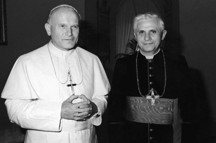 25. November 1981: Johannes Paul II. ernennt Ratzinger zum Präfekten der Glaubenskongregation und damit höchsten Glaubenshüter nach dem Papst.