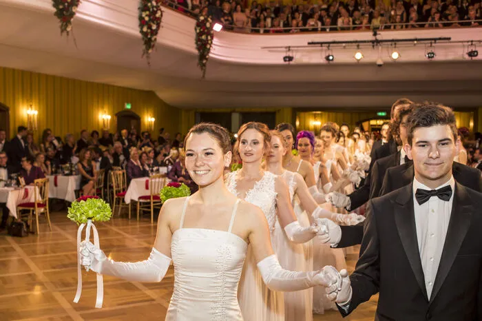 Bunt gemischt waren die Paare bei der Eröffnungs-Polonaise.