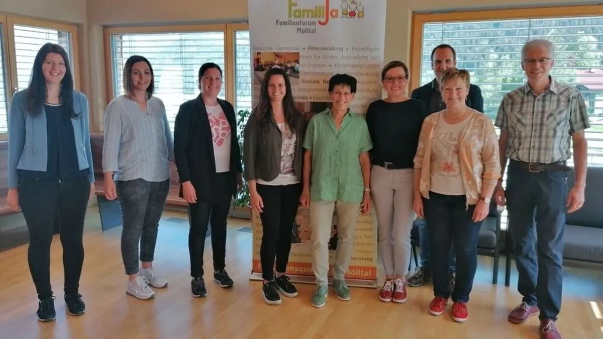 Nadja Göritzer, Katharina Mattersberger, Barbara Kosian, Ursula Blunder, Renate Kreutzer, Hildegard Schweiger, dahinter Andreas Bergmann, Renate Suntinger, Josef Dullnig (von links)