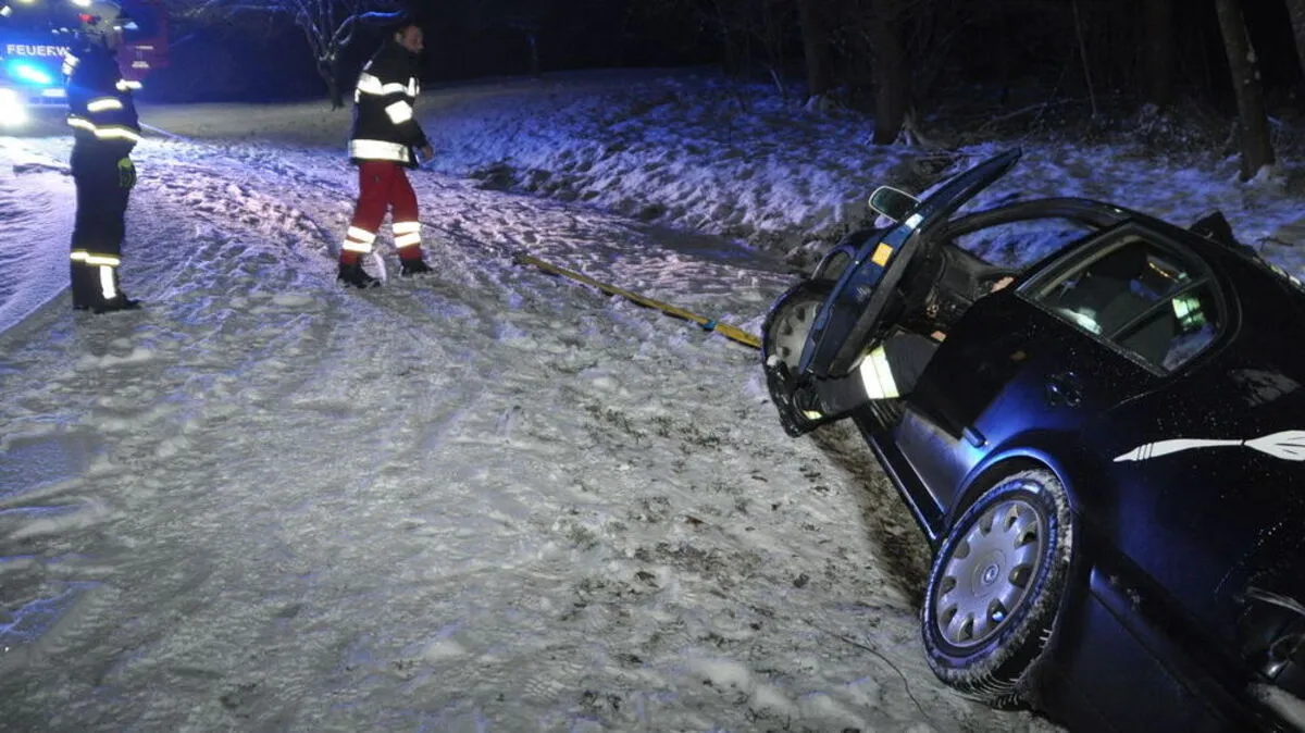 Mit einer Seilwinde wurde das Fahrzeug geborgen.