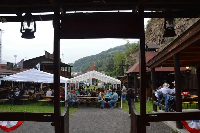 Das gut bewachte Stadttor konnte am Samstag, dem zweiten September, nicht nur von Vereinsmitgliedern passiert werden - Besuchern von nah und fern wurde der Durchgang gestattet.